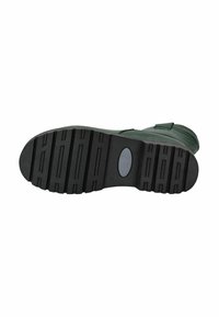 Suola in gomma nera con scanalature profonde e un logo ovale al centro, attaccata a un boot verde scuro inclinato di lato.