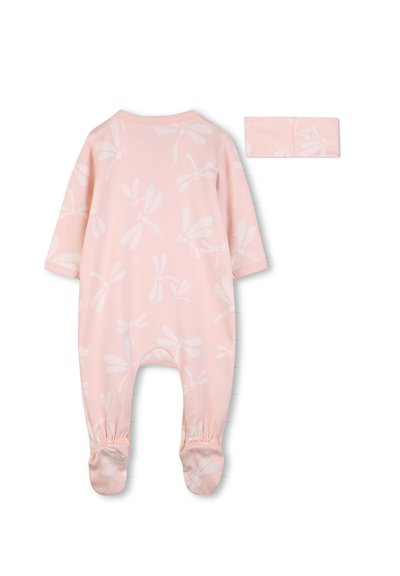 Combinaison rose pour bébé avec pieds et bandeau assorti à motif libellule blanche, manches longues et encolure côtelée vue de dos.