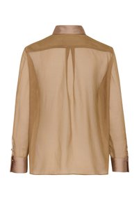 Blouse brune transparente avec un col et des poignets en satin doux. Présente un pli au dos pour un détail supplémentaire et des manches longues avec des accents de boutons.