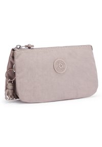 Beige ritstas gemaakt van duurzame stof. Beschikt over een gestructureerd oppervlak en een ronde logo patch. Inclusief een sleutelhanger van een klein figuurtje.