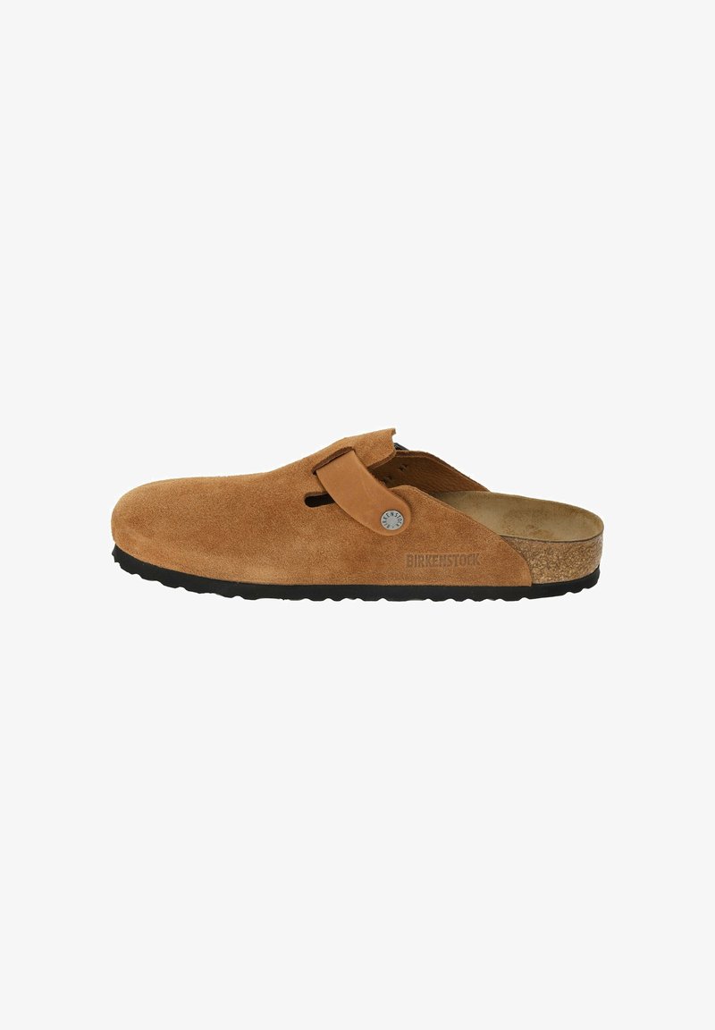 Brune ruskinds slip-on træsko med rund tå, justerbar rem, korkfodbed og sort gummisål, med brandnavnet prægede.