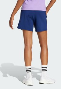 Mornarske šortse napravljene od mekanog materijala s opuštenim krojem, sa bočnim džepovima i bijelim trakama na rubovima. Nosene su s bijelim tenisicama i prugastim čarapama.