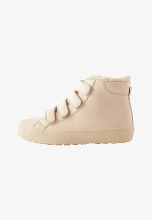 Beige högsneakers gjorda av slätt syntetiskt material, med tre justerbara remmar, fuskpälsfoder och en strukturerad gummisula.