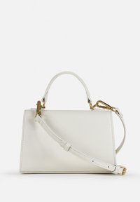 Sac à main en cuir blanc avec un design structuré, une bandoulière amovible, une poignée supérieure, des accessoires en or et des coutures visibles.