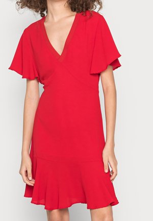 Rotes Kleid mit kurzen, schwingenden Ärmeln, tiefem V-Ausschnitt, tailliertem Oberteil, schwingendem Saum und glatter Stoffstruktur.