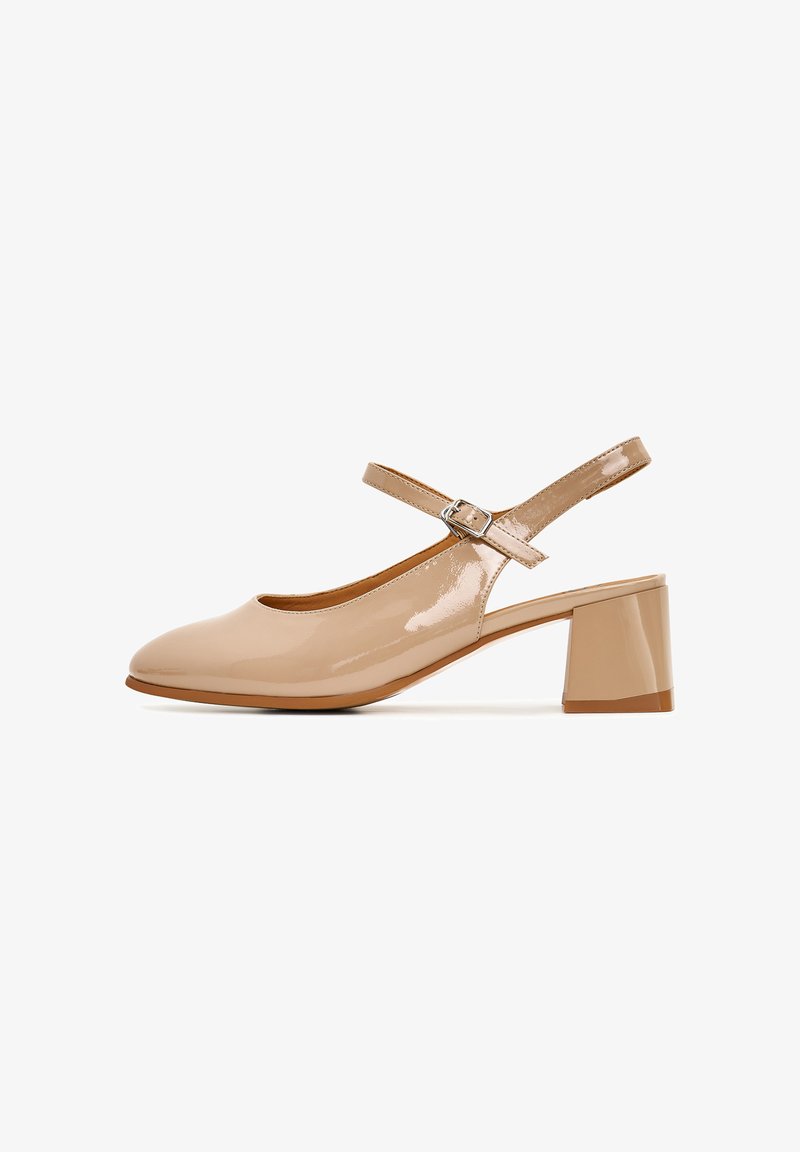 Beige laklæder slingback-sko med rund tå, justerbar ankelrem og en medium blokhæl. Glat tekstur og blank finish.