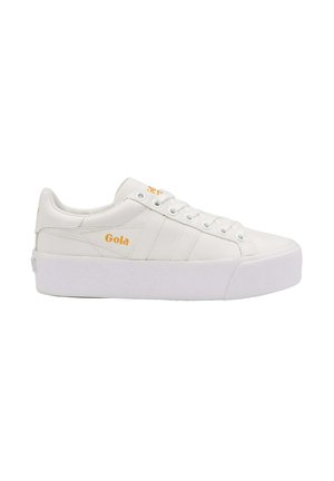 Weiße Sneaker mit strukturiertem Finish, ausgestattet mit einer dicken weißen Sohle, dezentem Gola-Logo in Orange und traditionellem Schnürdesign.