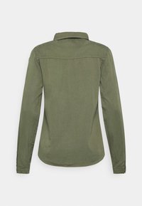 Langärmliges olivgrünes Hemd mit klassischem Kragen, sichtbaren Nähten auf dem Rückenteil und Knopfmanschetten, von hinten gezeigt.