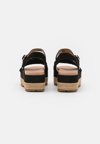 Černé semišové platformové sandály s espadrilkovou tkanou střední podrážkou a nastavovacími popruhy se stříbrnou sponou. Hladká kožená stélka.