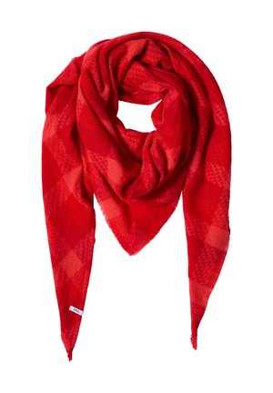 Foulard rosso a forma di triangolo con un delicato motivo a quadri, texture morbida e una piccola etichetta bianca su un'estremità appuntita.