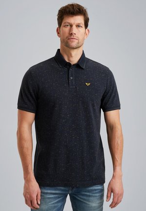 Polo shirt blu navy con un motivo sottile, maniche corte e colletto. Presenta un logo dorato sul petto. Tessuto morbido.