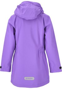 Veste imperméable violette avec capuche, taille et poignets ajustables. Présente des fronces élastiques au dos et un patch logo au bas.