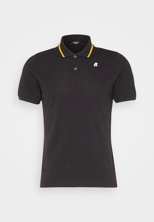 Sort kortærmet polo-shirt med to knapper, gul og rød stribet krave, og lille hvidt logo på venstre bryst.