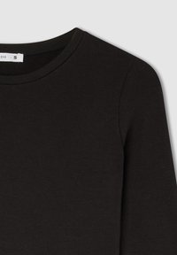 Czarny, długi rękaw, wykonany z miękkiej bawełny, z okrągłym dekoltem i czystym, prostym designem, bez ozdób czy wzorów.