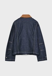Veste en denim avec col en velours côtelé marron, de couleur bleu foncé, coutures visibles et fentes latérales. La vue arrière met en avant un design décontracté.