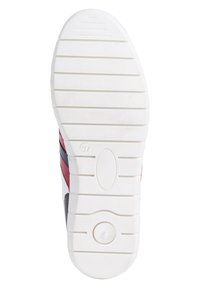 Schuhsohle aus weißem Gummi, horizontale Rillen für Halt, mehrfarbige Akzente in Rot und Marineblau, kreisförmiges Logo nahe der Ferse.