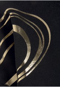 Schwarzer Stoff mit metallischen goldenen Wellenmustern in unterschiedlichen Dicken, die einen strukturierten Look mit einem glatten Glanz erzeugen.