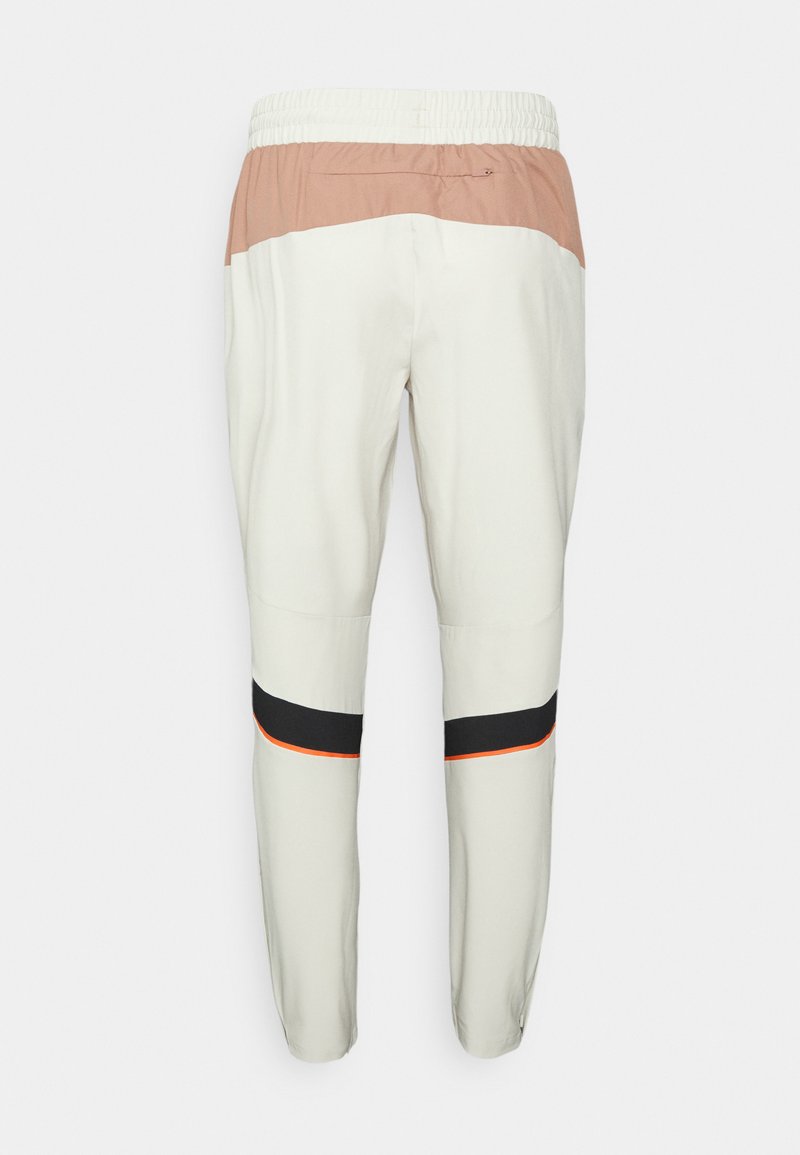 Herren Trainingsanzüge | Ellesse HAESTEN TRACK PANT Jogginghose beige - KQ10486 Herren Trainingsanzüge | Ellesse HAESTEN TRACK PANT Jogginghose beige - KQ10486