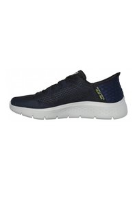 Scarpa sportiva blu navy con parte superiore in mesh, intersuola bianca testurizzata e dettagli neri. Presenta chiusura con lacci e design del tallone curvo.