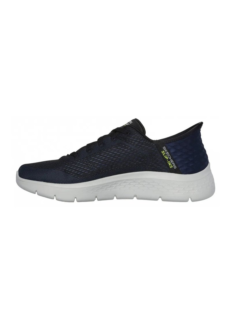 Scarpa sportiva blu navy con parte superiore in mesh, intersuola bianca testurizzata e dettagli neri. Presenta chiusura con lacci e design del tallone curvo.