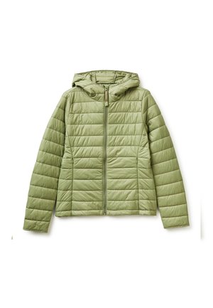 Veste matelassée vert clair avec surpiqûres horizontales, manches longues, fermeture éclair frontale et capuche attachée sur fond blanc.