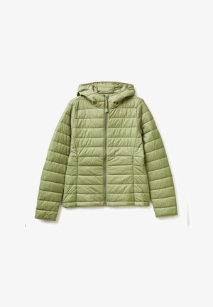 Chaqueta acolchada verde claro con costuras horizontales, mangas largas, cremallera frontal y capucha incorporada sobre fondo blanco.