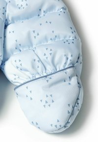 Lichtblauwe gewatteerde handschoen met een geometrisch driehoekenpatroon in donkerder blauw. Bevat geplooid stof en een contrasterende bies bij de pols.