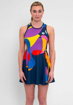 Un vestito senza maniche con una base blu navy e motivi astratti multicolori in viola, giallo, rosso e blu. Tessuto morbido con una gonna ampia.