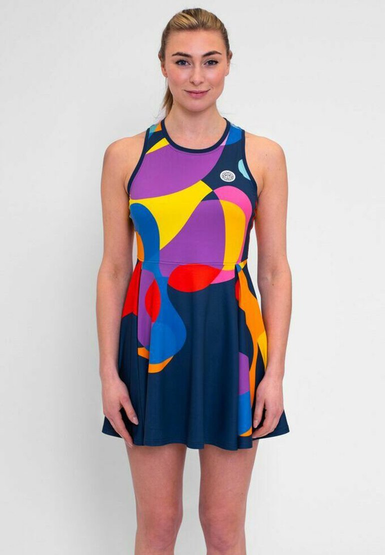 Une robe sans manches avec une base marine ornée de motifs abstraits multicolores en violet, jaune, rouge et bleu. Tissu lisse avec une jupe évasée.