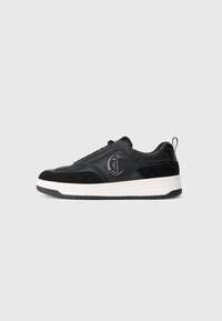 Sneakeruri negre tip low-top cu panouri texturate și din daim, talpă albă, logo brodat pe lateral și tab de prindere la călcâi.