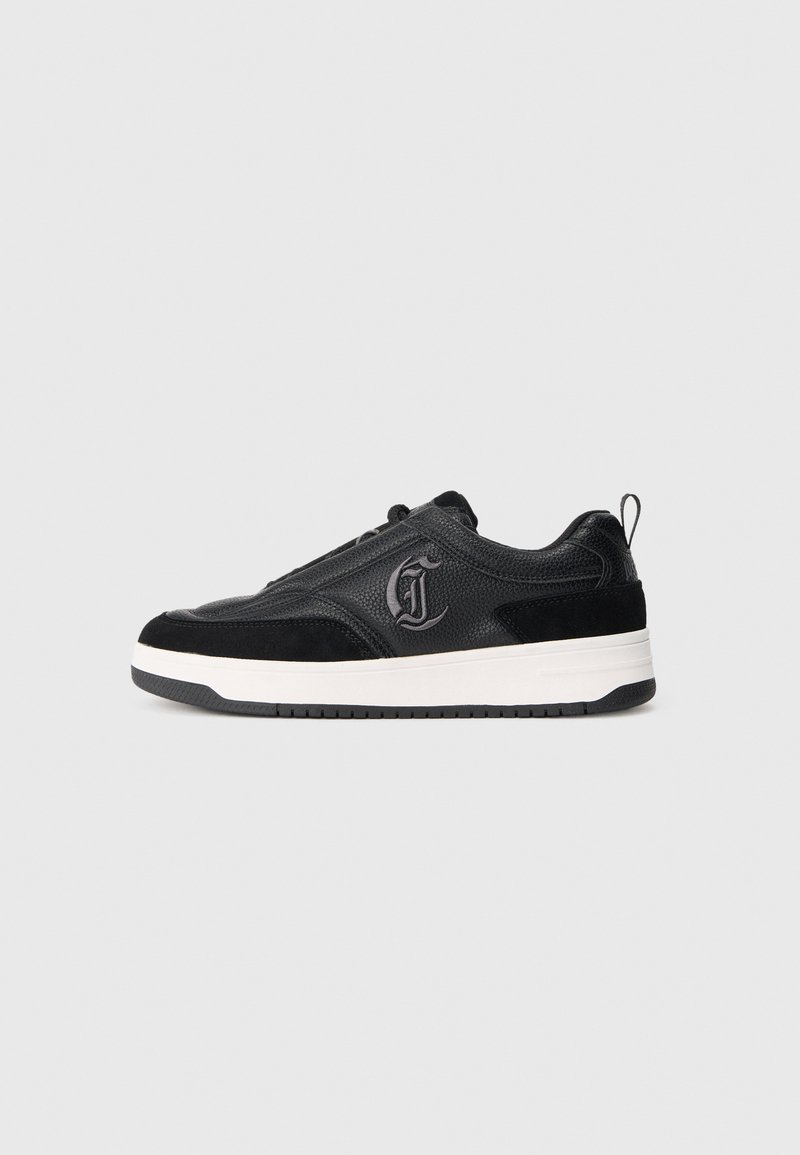 Sneakeruri negre tip low-top cu panouri texturate și din daim, talpă albă, logo brodat pe lateral și tab de prindere la călcâi.