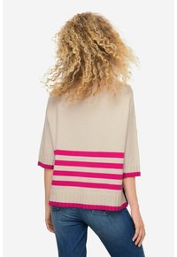Pullover beige lavorato a maglia con maniche corte, caratterizzato da strisce orizzontali di un brillante colore rosa alla base e da orli e polsini a coste.