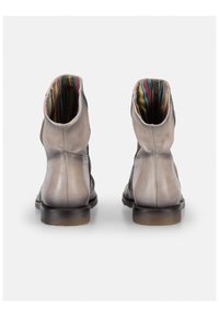 Graue Leder-Ankle-Boots mit glatter Textur, runder Zehenpartie und mehrfarbigem gestreiftem Futter, das oben sichtbar ist. Schwarze flache Sohle.