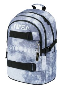 Zaino con un motivo galattico grigio sbiadito, logo NASA bianco, spallacci neri, tirazip, e una grafica delle fasi lunari sulla parte frontale.