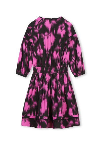 Jurk met een getailleerde taille, gemaakt van zwarte stof met een roze tie-dye patroon, driekwart mouwen en een keyhole sluiting aan de achterkant.