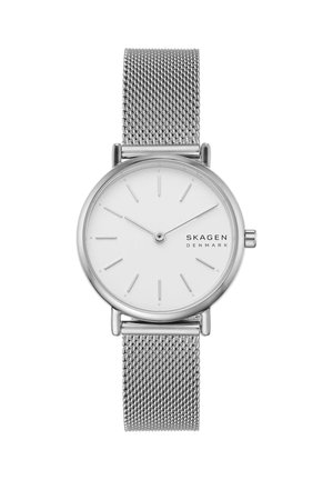 Srebrny zegarek Skagen Denmark na rękę z białą tarczą, minimalistycznymi wskazówkami godzin i srebrną siateczkową bransoletą, pokazujący godzinę 10:10:08.