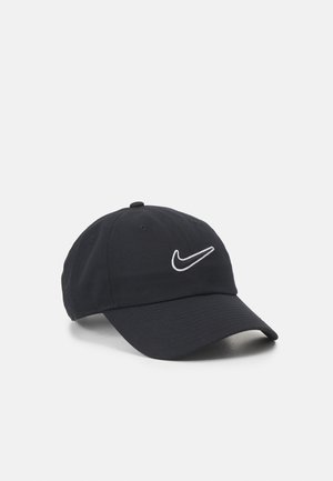 Sort Nike baseballcap med hvid Swoosh-logo foran, buet skygge og justerbar strop bagpå, vist på hvid baggrund.