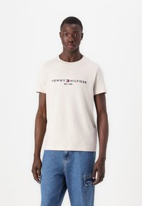 Tommy Hilfiger - LOGO TEE - Print T-shirt - heathered oatmilk Thumbnail Image 1