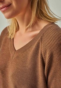 YOU LOOK PERFECT DORINA - MERINO WOLLE V-PULLOVER - Pyjama top - cognac