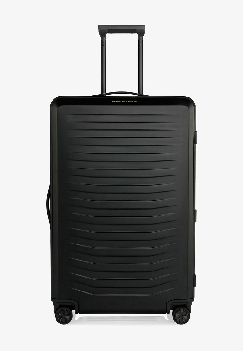 Zwarte harde koffer met horizontale ribbels, vier wielen, zijhandvat en uitgeschoven telescopisch handvat.