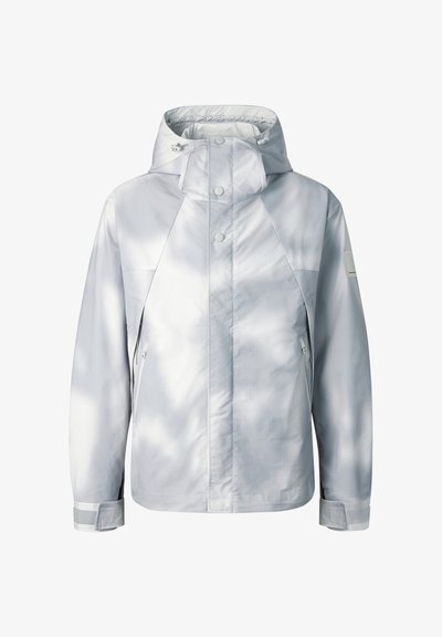 Jasnoszara wodoodporna kurtka z kapturem, zapinana na zatrzaski z przodu, z zamykanymi na zamek bocznymi kieszeniami i regulowanymi rzepami na mankietach.