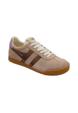 Sneaker in camoscio beige con strisce marroni, tallone lavanda, lacci bianchi, suola in gomma naturale e logo "Gola" dorato sul lato e sulla linguetta.