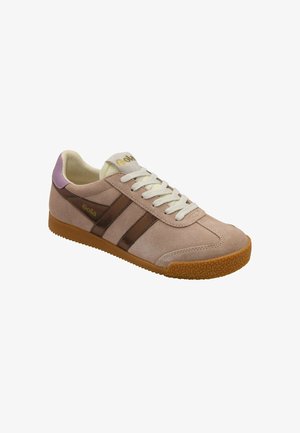 Zapatilla beige de ante con rayas marrones, talón lavanda, cordones blancos, suela de goma y logo en oro "Gola" en el lateral y la lengüeta.