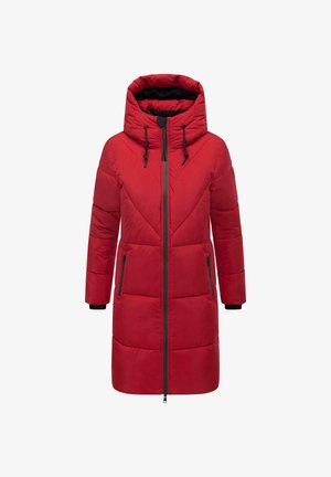 Czerwona ocieplana parka z kapturem, z zamkiem błyskawicznym z przodu, dwoma bocznymi kieszeniami i czarnymi akcentami. Całość pokryta teksturowanym pikowanym wzorem.