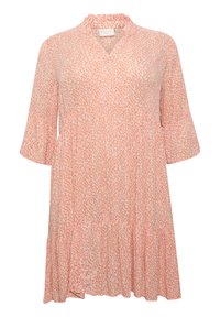 Robe imprimée florale en corail doux avec un décolleté en V, un col à volants, des manches évasées trois quarts et une silhouette A-line à niveaux.