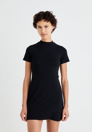 Schwarzes Kurzarmkleid aus einem weichen, dehnbaren Material; hat einen hohen Kragen und eine enganliegende Silhouette.
