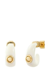 Boucles d'oreilles en forme de croissant blanc avec des clous ronds dorés et des détails dorés sur les tiges et les bords.