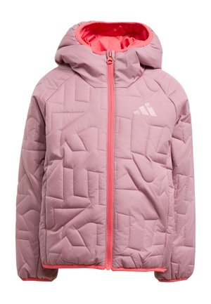 Chaqueta acolchada color púrpura claro con capucha, cremallera rosa, costuras geométricas y logo blanco sutil en el pecho.
