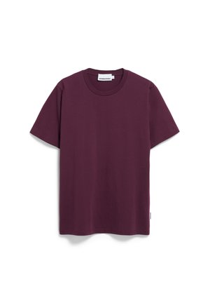 T-shirt en coton bordeaux à manches courtes et col rond. Présente un design uni avec une petite étiquette sur la couture latérale gauche.