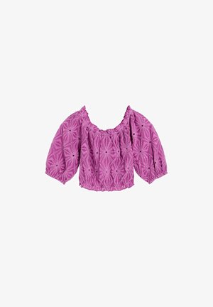 Blusa morada con hombros descubiertos, mangas abullonadas hasta tres cuartos y patrón geométrico de encaje de ojales, con escote y dobladillo elásticos.